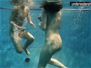 2 gorgeous amateurs demonstrating their bods off under water